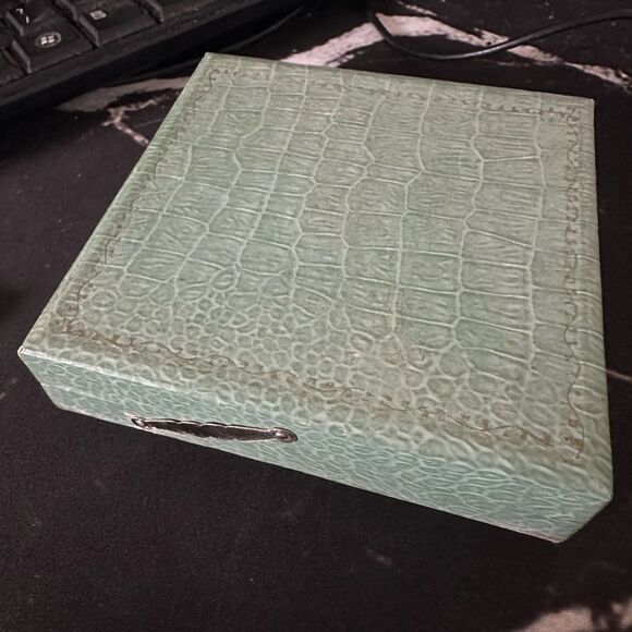 Collectible Vintage Ornately Carved Mother Of Pearl Peacock Cosmetic Compact - Picture 7 of 7